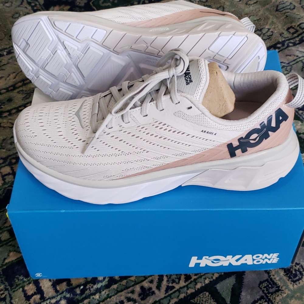 HOKA ONE Arahi 4 running shoes